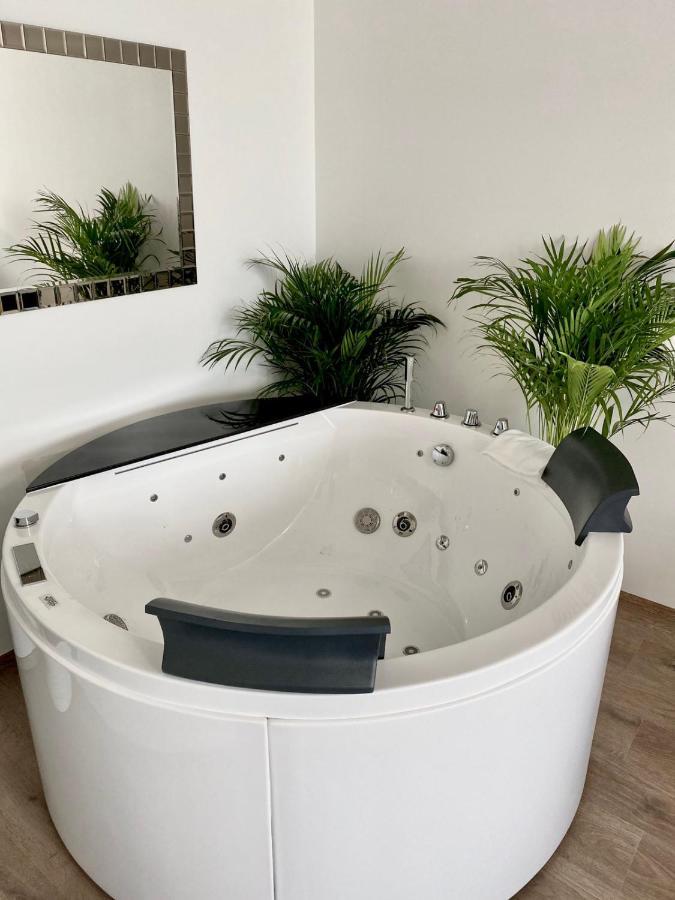 Die Oase - Luxurious Apartment Near The City Center With Free Parking Bratislava Eksteriør bilde